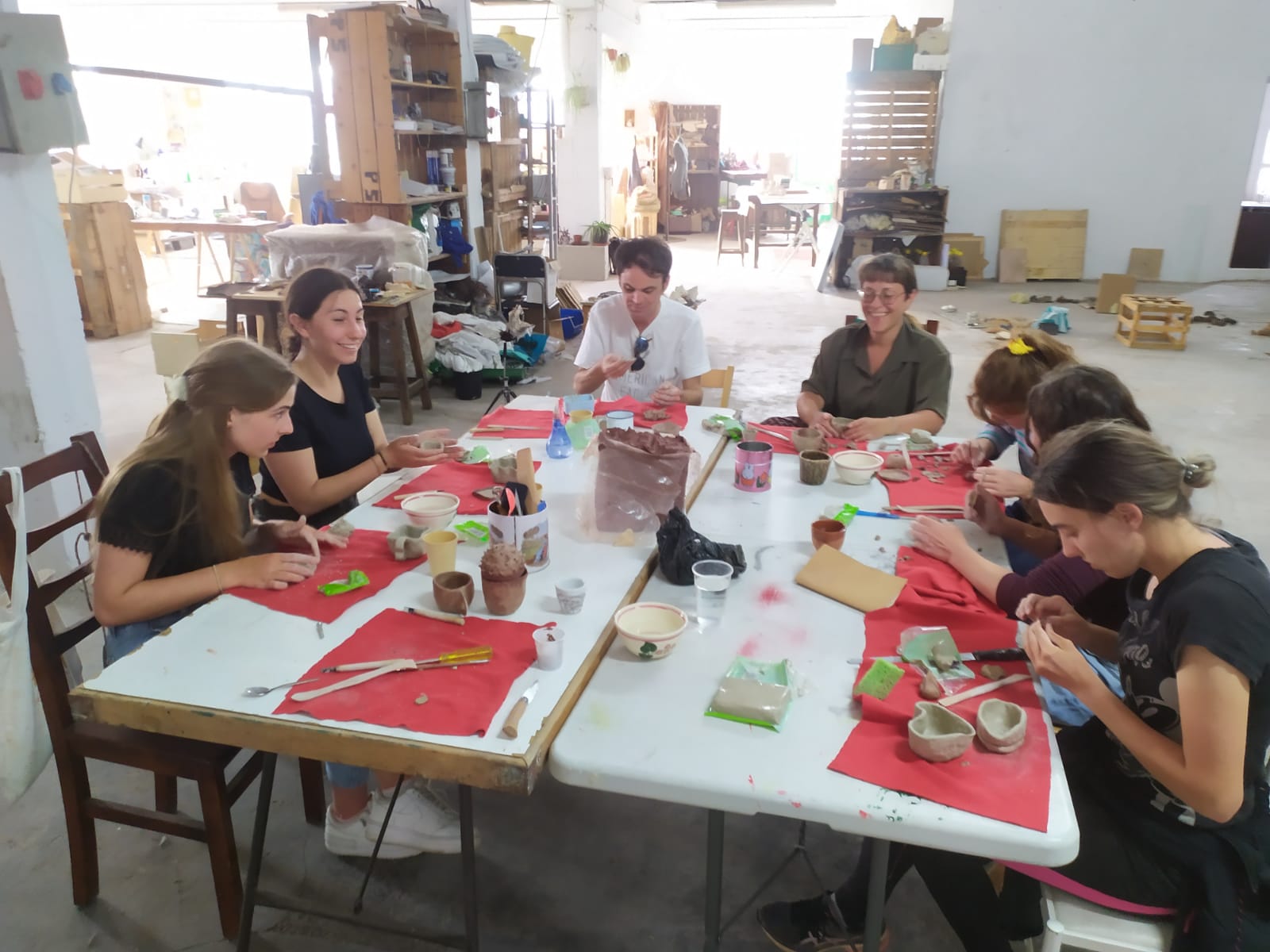 Las voluntarias europeas de Asociación El Colletero, nos acompañan en una sesión de cerámica - Duplicate